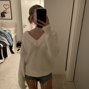 Stickad tröja - Jättemysig stickad, v-ringad, lite oversized tröja! Bra nu till hösten🤍I tröjan står storlek xxs men på mig som oftast har stl xs-s skulle jag säga att tröjan är i större storlek, beror såklart på hur man vill ha den💗