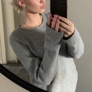 Veromoda tröja  - Populär tröja från vero moda som jag köpte förra året, får inte den till användning längre. Tryck på ”köp nu”💞