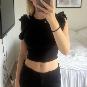 Volangtopp - Säljer en svart volangtopp från Zara i storlek M, den är väldigt liten i storleken o passar mig som vanligtvis har S💕