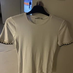 Tröja - En t shirt med detalj ärm från zara i storlek S. Knappt använd