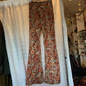 Blommiga bootcut  - Använda typ 2 gånger. Skönt material o stretchigt