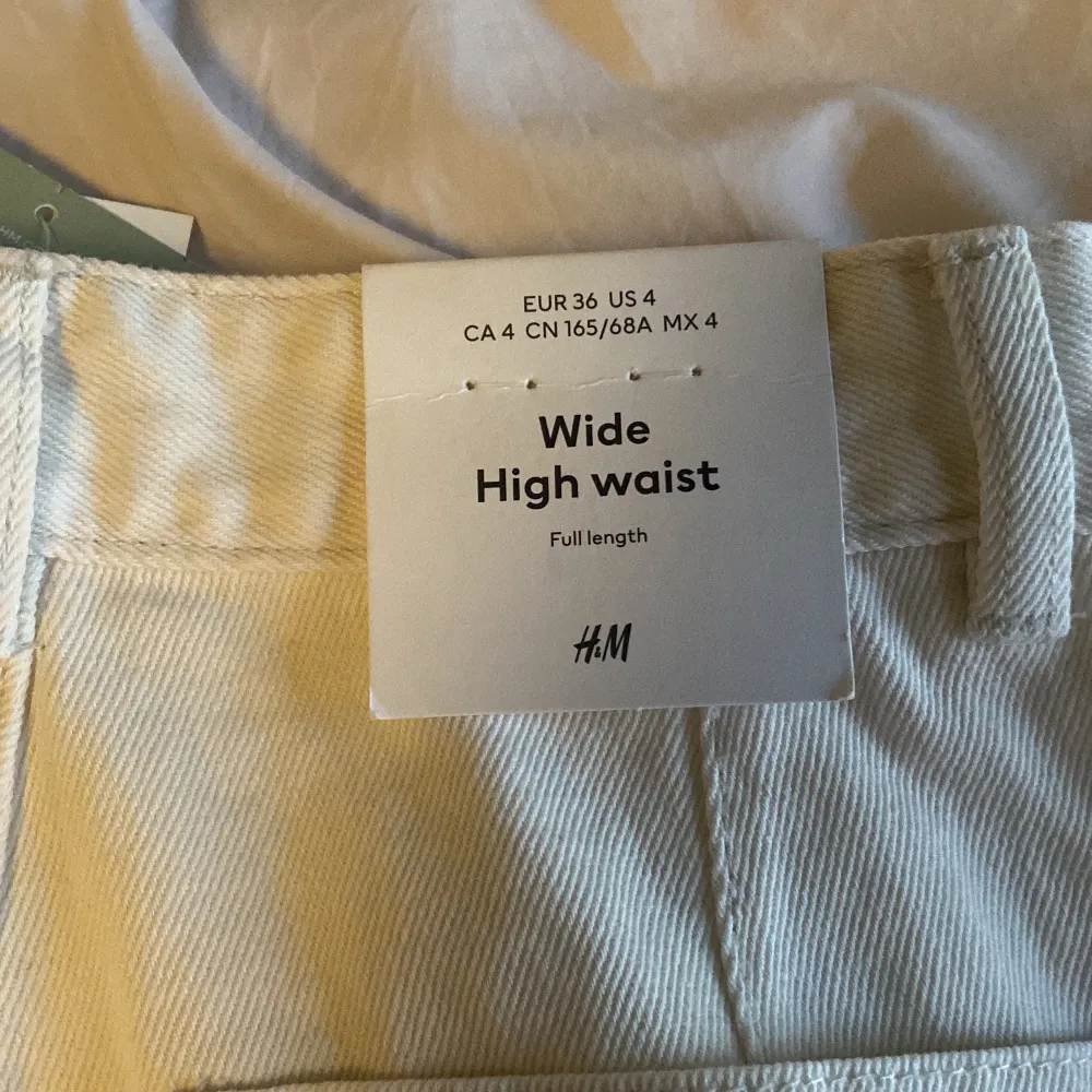 Säljer dessa jätte fina cargo jeansen, ganska mjuka i materialet men känns ändå som jeans, i färgen är de creme vita och säljer de då för att de tyvärr är för små för mig men annars hade jag gärna velat behålla dem😊. Farkut & Housut.