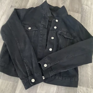 Jeansjacka  - Lite oversize svart jeansjacka från lager 157🩷 Jag har normalt storlek M och den sitter lite tajt i armarna på mig så vill man ha den extra oversize passar den S🌸