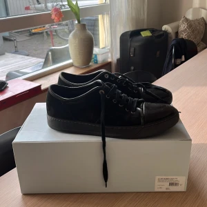 Lanvin skor - Säljer nu dessa lanvins i storlek 8, box finns med men inte kvitto. Skorna är i bra skick förutom att det vänstra skorsnöret är lite trasigt. 