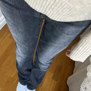 Superfina jeans som tyvärr är för korta för mig, skulle säga att dem passar bra i längden om du är 170 och kortare💕 Skriv privat om du har fler frågor🤗🥰
