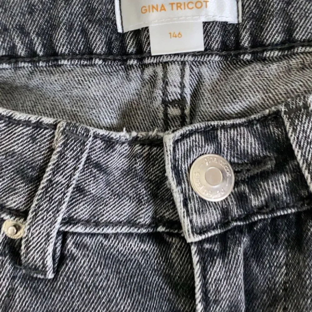 Använda ett par gånger i storlek 146. Original pris :300kr. De sitter ganska mid waisted/low waisted. Jeans & Byxor.