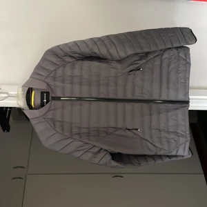 Sail racing jacka - En stilren vår/höst jacka från sailracing. Nyskick och aldrig använd, strl är L men passar M 