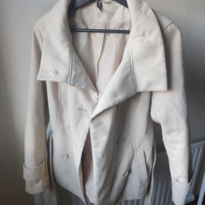 Beige kappa - Beige kappa från hm i storlek 38.