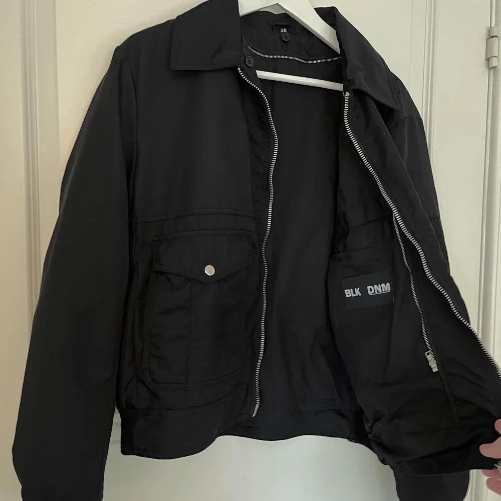 Great used condition. Features removable fake fur lining and collar, two front flap pockets with side zip pocket hidden behind. Skriv om du har frågor!. Jackor.