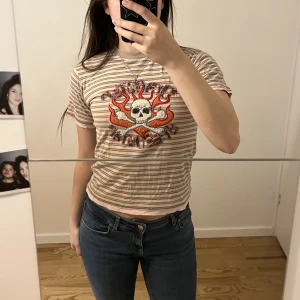 Vintage Baby Tee 🛍️🫶🥂 - Baby tee med tryck och olika färger 💘🌸  Gott skick, barnstorlek