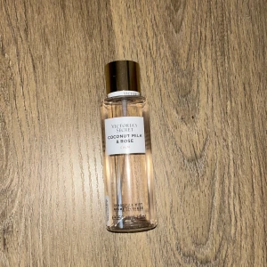 Victoria’s Secret parfym - Säljer min Victoria’s Secret perfym som luktar jättegott!! Den har en doft av Coconut Milk och Rose! Köparen står för frakten. Klicka gärna på ”köp nu”!!! 
