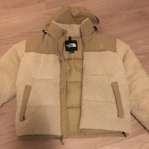 The North Face jacka - Jackan är endast använd en vinter. Den är som ny, har inga fläckar eller skador.