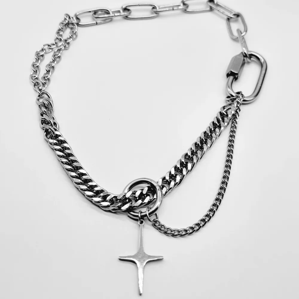 Handgjort unik  halsband och exklusiv design🖤 Följ :@ekjewelryofficial🤲 ⛓️Gjord i bra kvalitet💎Material- rostfritt stål och zinklegeringar. Längd: 47cm. Halsband inte vatten och är känsliga mot fukt. 220kr . Accessoarer.