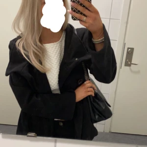Svart kappa  - Jättefin svart kappa som passar perfekt nu till hösten, köptes förra året men knappt kommit till användning, pris går att diskuteras men kan även tänka mig att byta mot en beige kappa, hör av er vid frågor💕