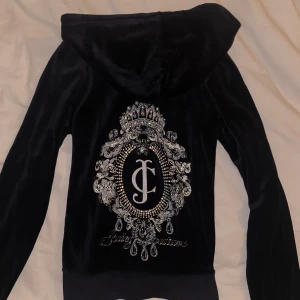 juicy couture  - Vintage juicy couture kofta, storlek M men uppskattas mer som en S, säljer då jag inte använder den🫶🏽