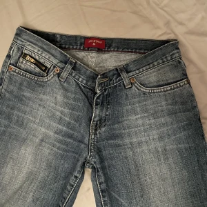 Jeans  - Superfina bootcut jeans köpte second hand 💗 Midjemått 38 rakt över  Innerbenslängd 80💗 Skriv för fler bilder med de på💗