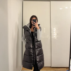 Väst - Hej, säljer min fina väst som tyvärr aldrig kommit till användning. Prislappen är kvar på😊