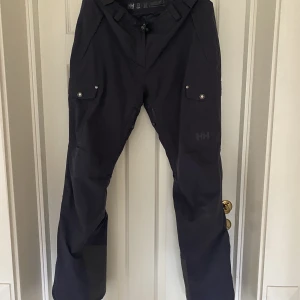 Helly hansen skidbyxor - Helly hansen skidbyxor i stl l, passar även m