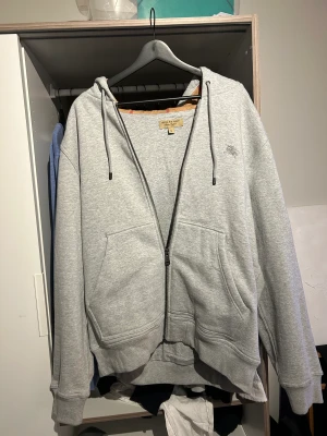 Burberry helzip - Burberry helzip i bra skick storlek XL  Vill helst byta 