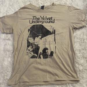 The Velvet Underground Band Tee från okänt märke. Fint skick knappt använd, Storlek: small.