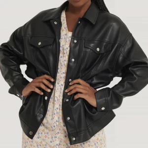 Skinnjacka från nakd  - Skinnjacka i nyskick från nakd, inga defekter sälj pga att den inte kommer till användning 💗💗   Har 2 för 1 på allt jag säljer 💗