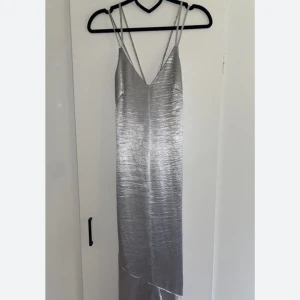 Långklänning - Silvrig långklänning i satin från hm i stl m