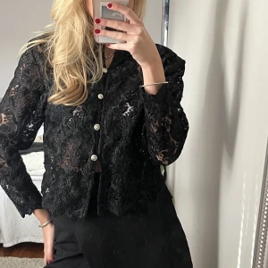 Kofta - Super fin kofta i spets 🥰 Står ingen storlek på den men jag har st s och den passar mig 