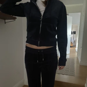 Juicy Couture sett - Mörkblått juicy sett, tröjan och byxorna är lite olika färg men man märker knappt. Hela setet för 1300 eller en del för 700🙌🏼 tröjan är stl S och byxorna XS