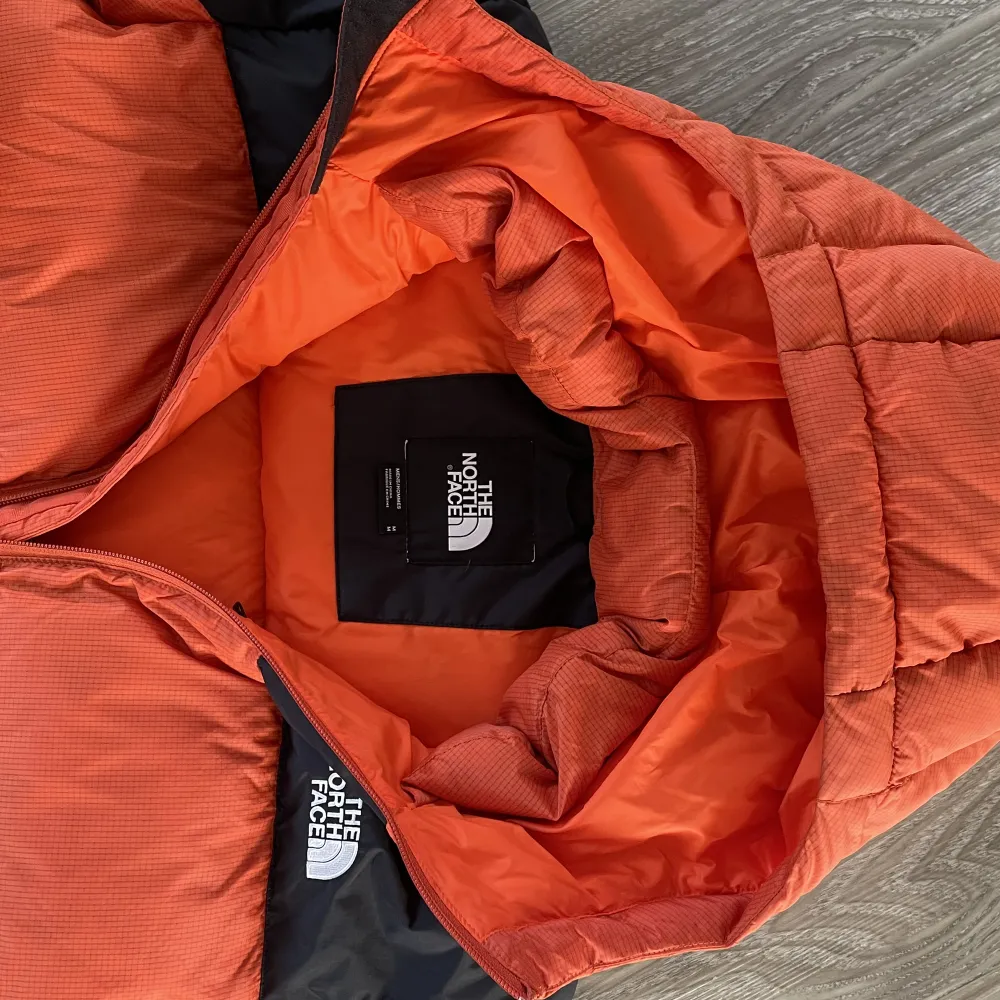 En orange jacka från The North Face i fint skick, perfekt nu till vintern! Använd ungefär en halv vinter.  Nypris 2800 | Mitt pris 1599, pris kan diskuteras vid snabb och smidig affär!. Jackor.