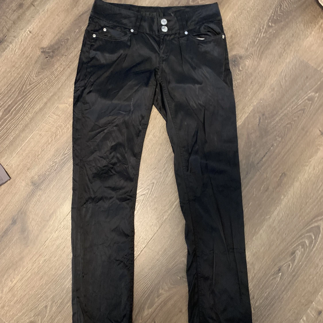 Glättade low waist byxor - 90