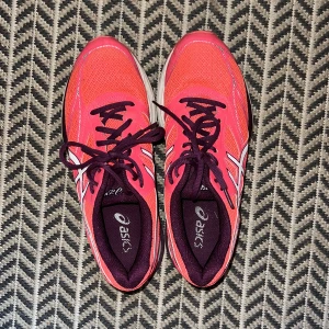 Asics löparskor - Rosa löparskor/gympaskor i storlek 40. Något små i storleken enligt mig.
