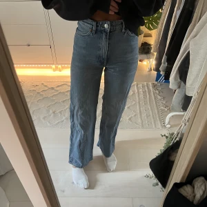 Monki jeans - Super fina högmidjade monki jeans i yoko modell! Använda men i bra skick! Används inte längre då dem har krympt lite. Sitter superbra!💕