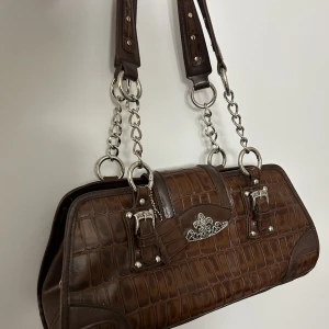 Y2k väska  - Supersnygg vintage väska som tyvärr inte kommer till användning pga att jag har för många😅 den är i bra skick o är i normalstor. Köparen står för frakten💘