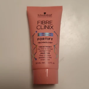 Schwarzkopf fibre clinix TRIBOND FortifyTechnology Hårmask  - Hårinpackning för skadat&överbehandlat hår med en formula på Triple Bonding och C21-teknologi & Niacinamid. Stärker, ger näring reparerar håret på djupet. Verkar ner i hårstrukturen strukturerar om skadade områden. Du får smidigt starkt hår & glans 100kr 