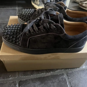 Louboutin skor.  - Louboutin skor till salu. Skick 9/10 inga fel på skorna dem är bara smått använda. Dem är i stl 43. Angående någon fråga eller något annat är det bara att skriva.