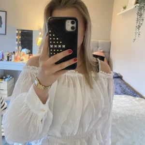 Blus  - -Vit blus. -Storlek M. -Off shoulder men man kan också ha den vanligt. -Köpt utomlands.