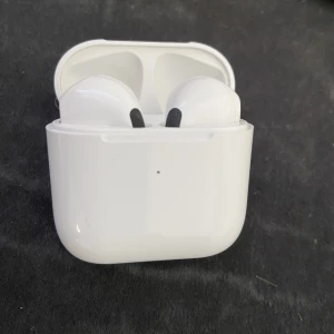 Airpodds  - Säljer mina airpodds då dem inte kommer till användning längre. Det är i ny skick och endast använda några gånger. 