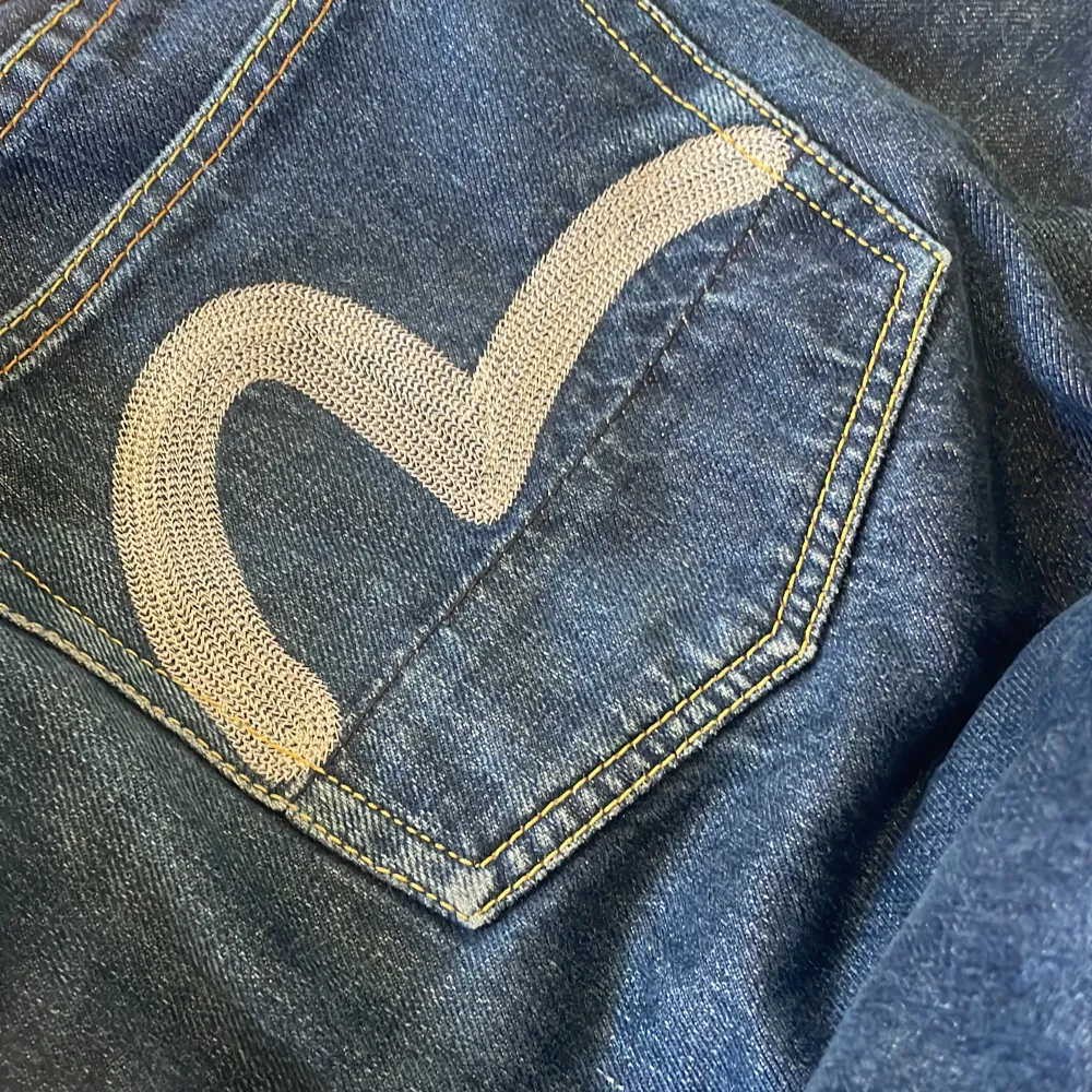Baggy/straight leg evisu jeans med vita detaljer på bakfikorna. Använder inte dem längre . Jeans & Byxor.