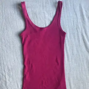 rosa ribbad linne från Hollister. köpt för flera år sedan, men i bra skick.