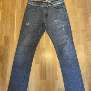 Gråa jeans - Slimmade gråa jeans i bra skick. Säljer pga att de är för små.