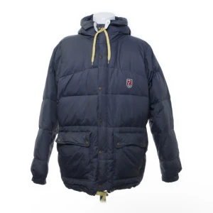 Fjällräven jacka  - Säljer en fjällräven jacka jag köpte, eftersom storleken inte passade💘 jättefin, men tecken på användning, därav priset! Skriv för fler bilder☺️