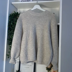 Stickat tröja  - Använd bara några gånger men är i jätte bra skick. Är perfekt till hösten 🍂🍁