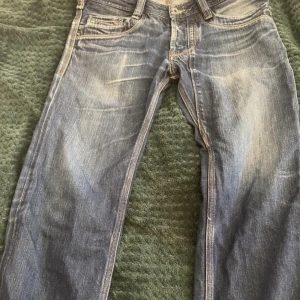 Diesel jeans - I mycket bra skick, lite sliten längst ner på högra benet (fråga gärna om bild om ni undrar)  Midja: 40 cm Benlängd från midja: 95 cm 