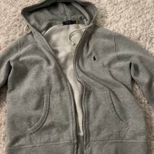 Jag säljer min Ralph Laurent hoodie eftersom den inte blir använd men i super bra skick och super fin