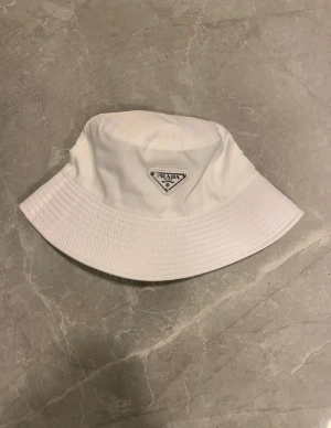 Prada fiskehatt - Prada fiskehatt Helt ny  Pris kan diskuteras vid snabb 