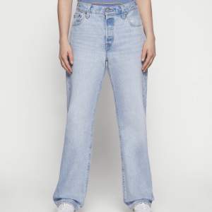 Skitsnygga ljusblå jeans från levis i modellen ”Jeans straight leg” säljes då de inte kommer till användning, nästintill oanvända. Nypris 1195kr 🌟