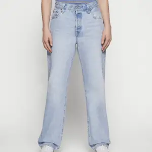 Skitsnygga ljusblå jeans från levis i modellen ”Jeans straight leg” säljes då de inte kommer till användning, nästintill oanvända. Nypris 1195kr 🌟