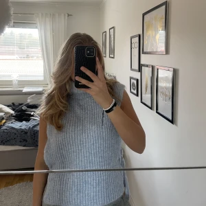 Stickad väst - Säljer en jättemysig stickad väst som är perfekt till hösten. Aldrig använd i storlek S, säljer för 100 kr +frakt