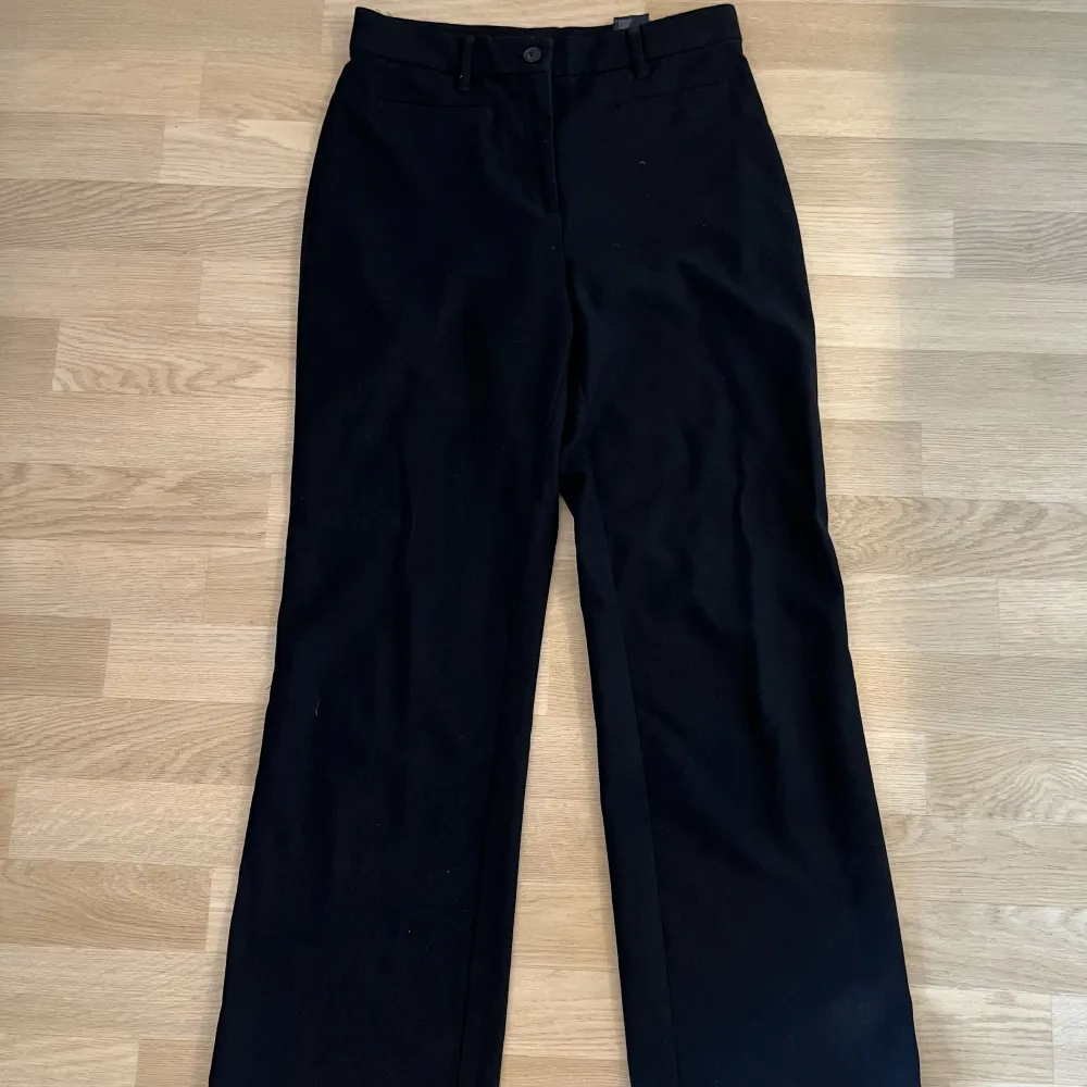 Monki kostymbyxor, svart, storlek 40. Tecken på användning finns men de är hela och fina.. Jeans & Byxor.