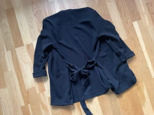 Kofta  - En finare kofta aldrig använd  Nypris 500kr